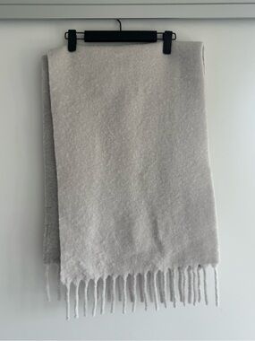Uniqlo : C Souffle Yarn Chunky Fringe Scarf in Light Gray